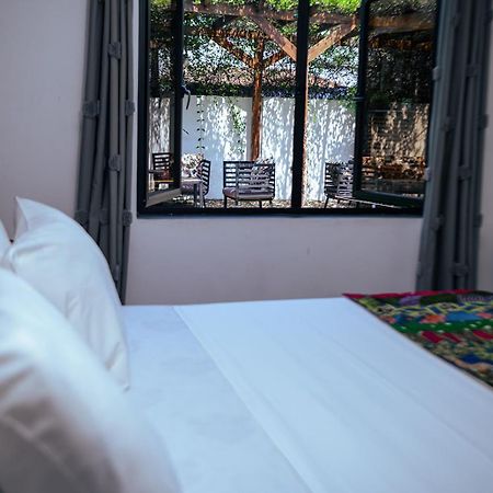 Ahome Guest House & Lounge Lome Bagian luar foto
