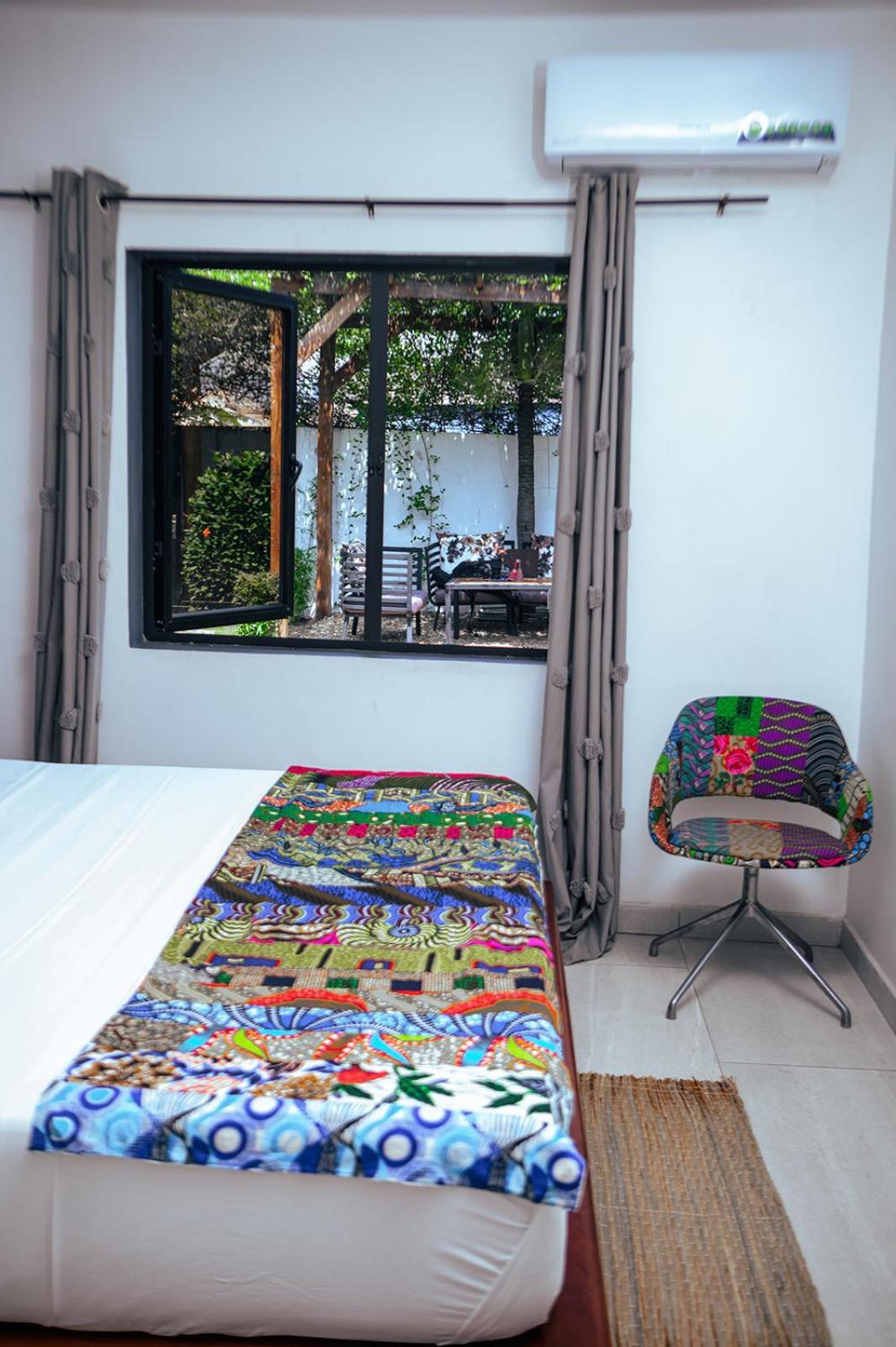Ahome Guest House & Lounge Lome Bagian luar foto