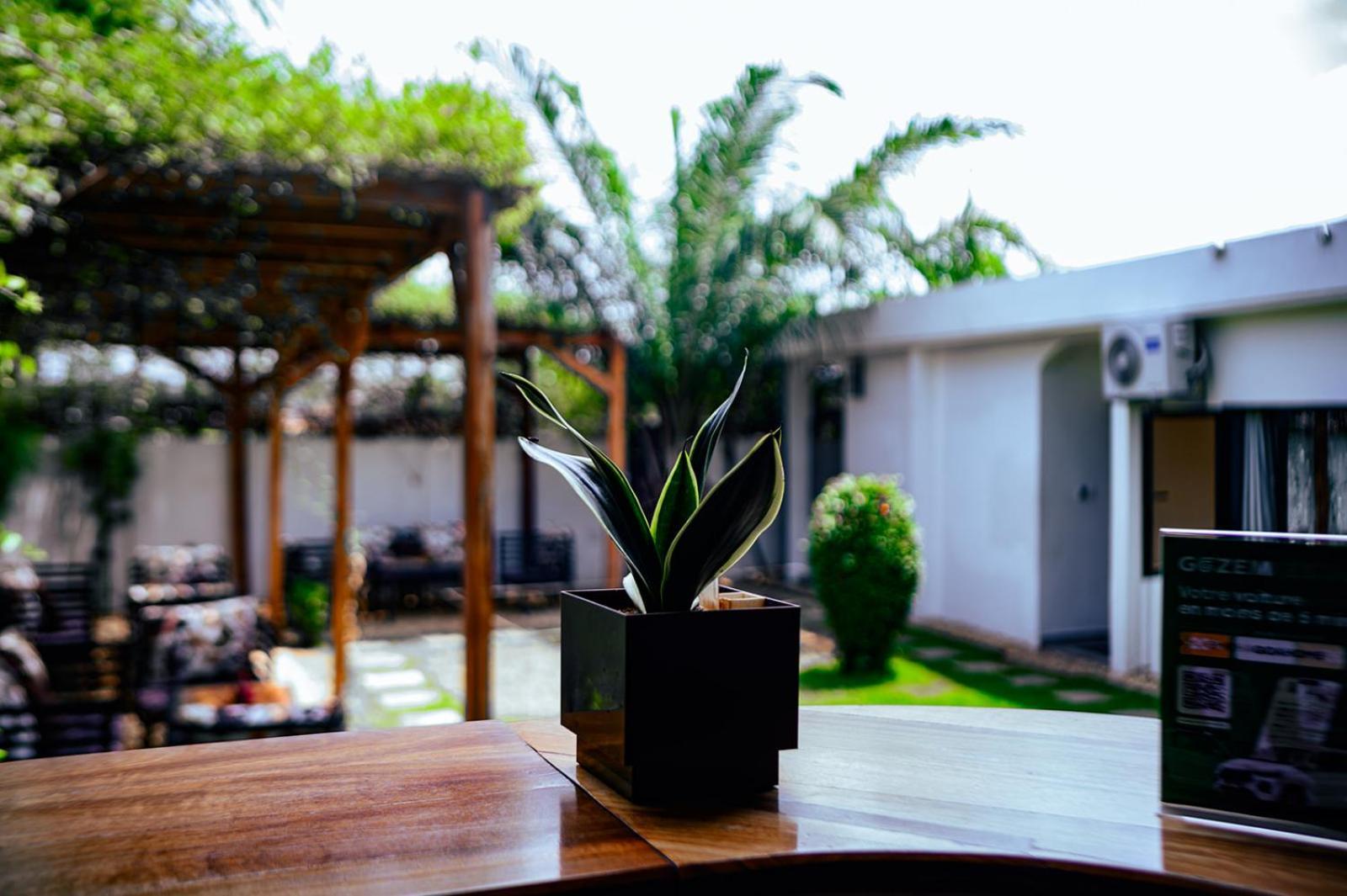 Ahome Guest House & Lounge Lome Bagian luar foto